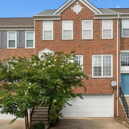 Spacious Townhouse Near Dc Airport Work Friendly